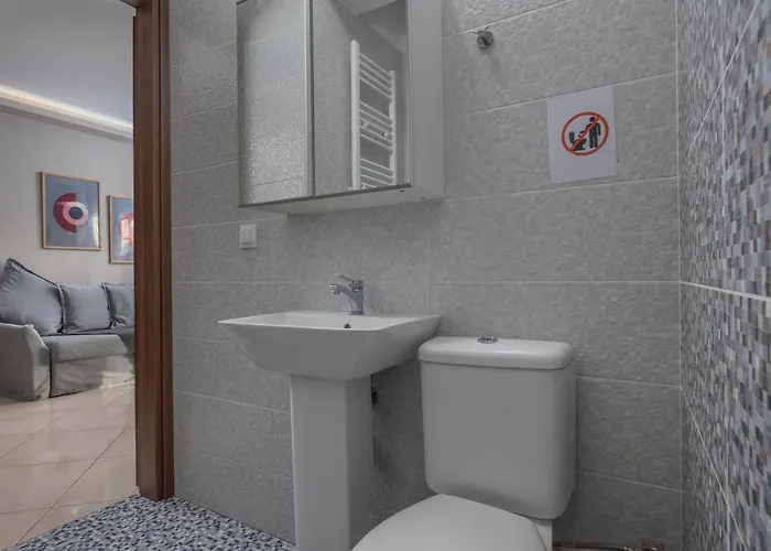 Apartament Antigonidon Square 4 *